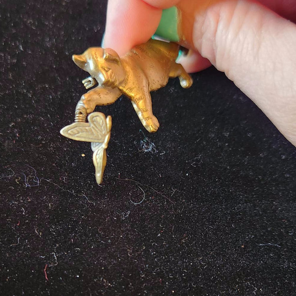 Vintage JJ Jonette Gold Tone Metal Cat Playing With Butterfly Brooch Pin 2.5" - Picture 2 of 4